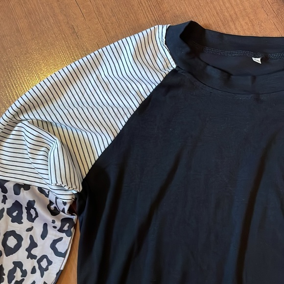 Long sleeve black t-shirt with block patterned arms. - Picture 2 of 4